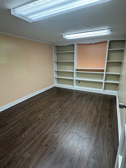 More Photos Of 137 Franklin St, Clarksville Flex For Lease