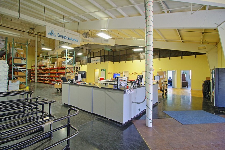 More Photos Of 12180 Metro Pky, Fort Myers Distribution For Lease