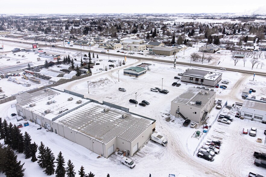 More Photos Of 2602 50 Av, Lloydminster Showroom For Sale