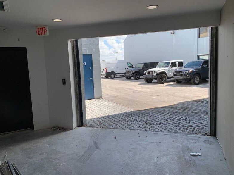 More Photos Of 14200-14238 SW 136th St, Miami Light Manufacturing For Sale