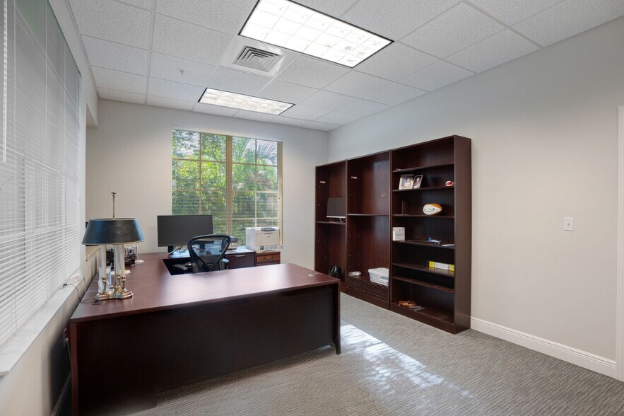 More Photos Of 2639 Fruitville Rd, Sarasota Office For Sale
