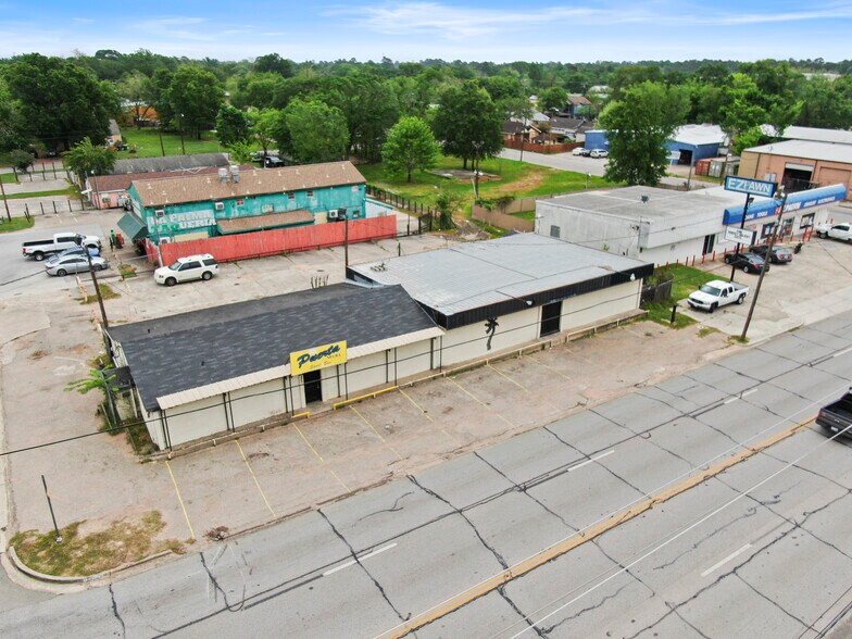 More Photos Of 200 S Frazier St, Conroe Bar For Sale