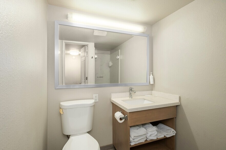 More Photos Of 6090 N Blackstone Ave, Fresno Hotel For Sale