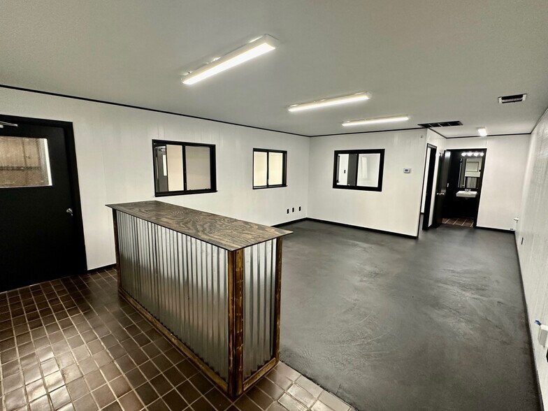 More Photos Of 210 Gravel St, Seguin Warehouse For Lease