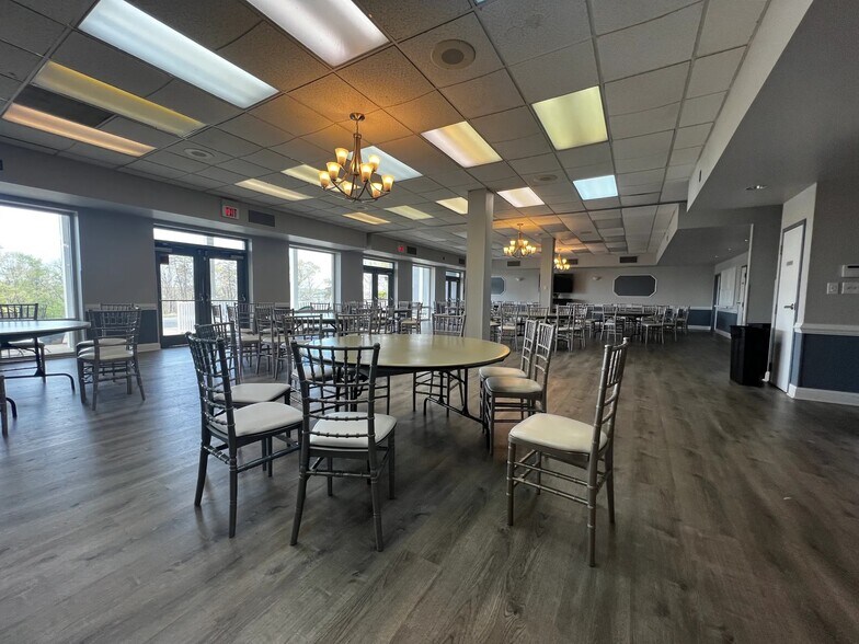 More Photos Of 202 Bow Cv, Stafford Restaurant For Lease