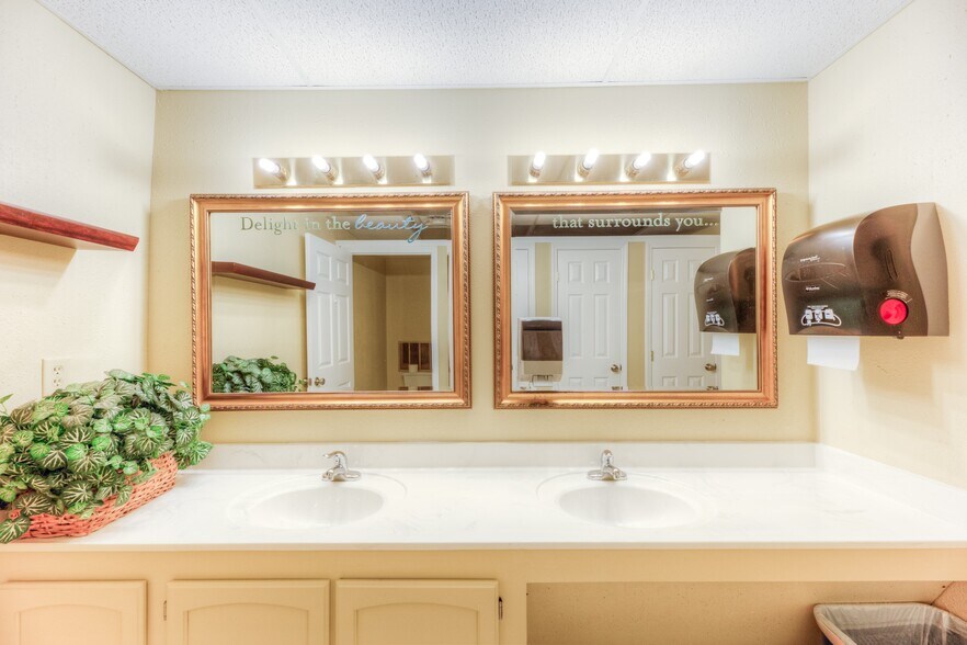 More Photos Of 1109 E Memphis St, Broken Arrow Religious Facility For Lease