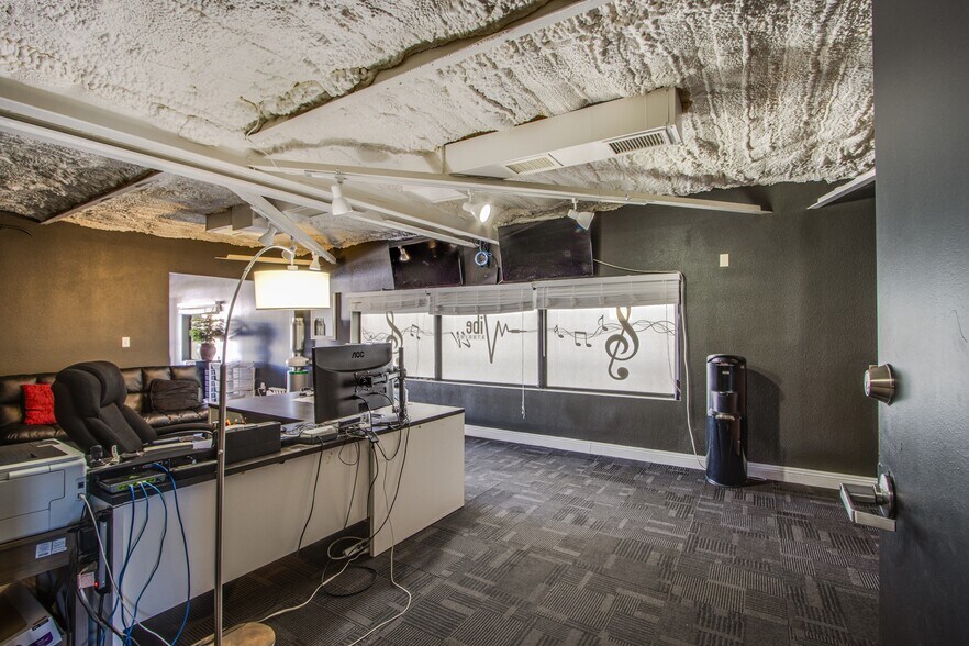 More Photos Of 4251 W Oquendo Rd, Las Vegas Light Distribution For Sale