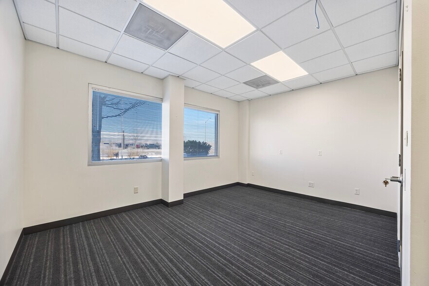 More Photos Of 1615 Commerce Pky, Bloomington Office For Lease