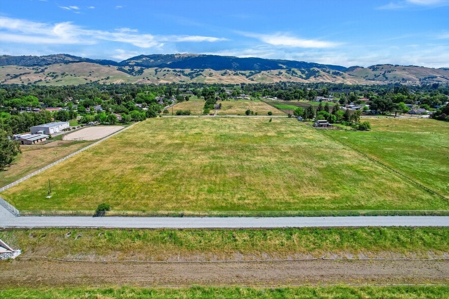 More Photos Of 12385 Columbet ave, San Martin Land For Lease