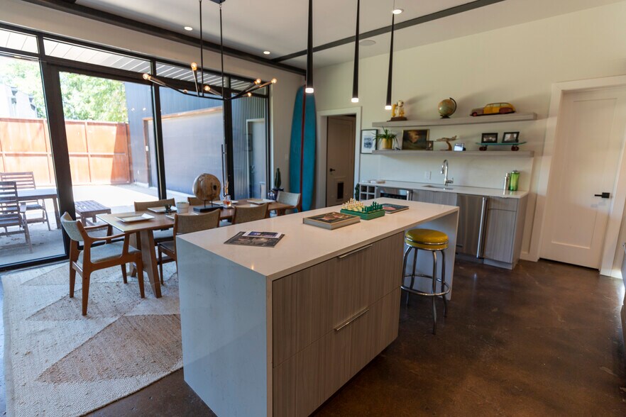 More Photos Of 4770 Iberia Ave, Dallas Showroom For Sale