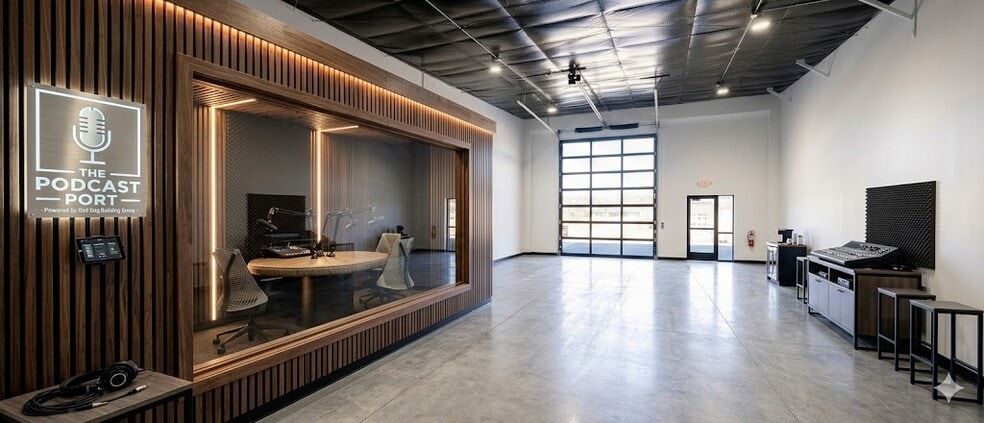 More Photos Of 23801 Southwest St, Waterloo Showroom For Sale