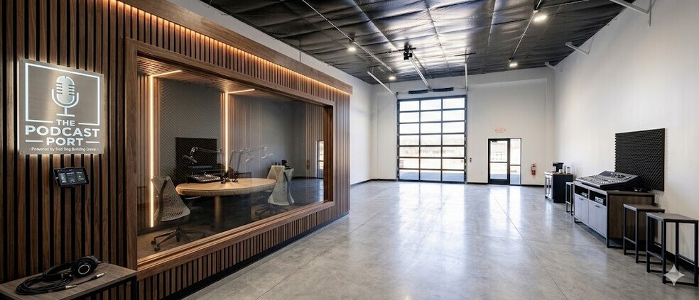 More Photos Of 23801 Southwest St, Waterloo Showroom For Sale