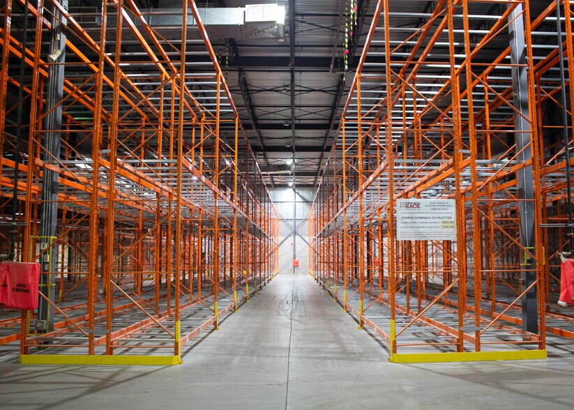 More Photos Of 3695 Aut des Laurentides (A-15) Desste E, Laval Manufacturing For Lease