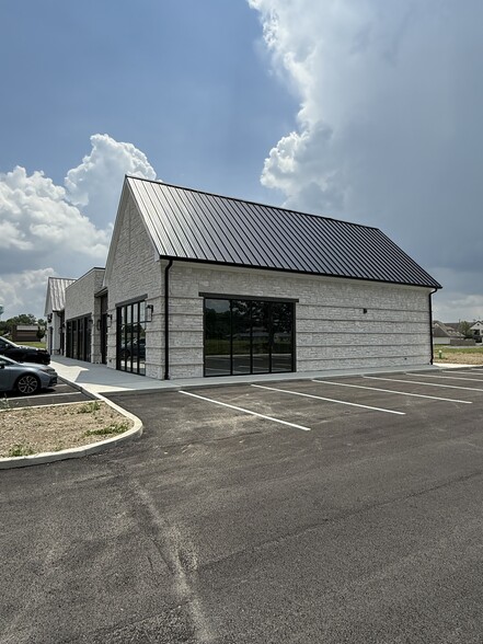 More Photos Of 7953 Highfield Dr, Lewis Center Storefront For Lease