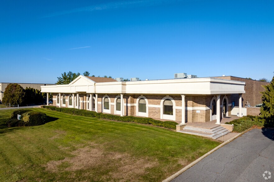 Primary Photo Of 40 Commerce Dr, Hauppauge Warehouse For Lease