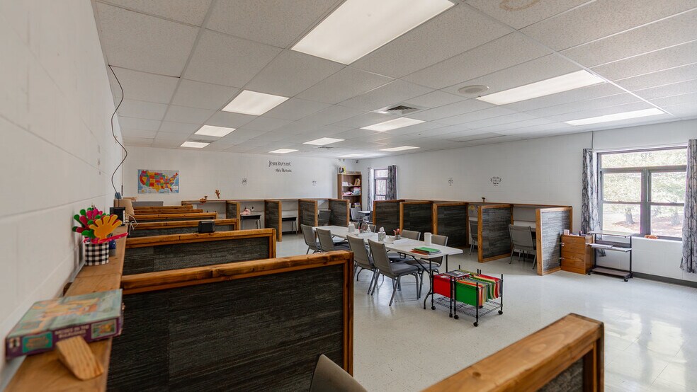 More Photos Of 81 Evick Dr, Franklin Flex For Sale