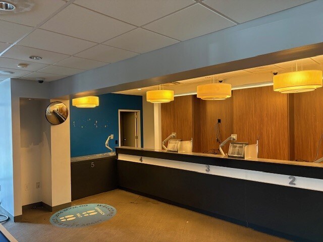 More Photos Of 75 W Main St, Springfield Showroom For Lease