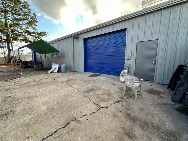 More Photos Of 11859 Florida Blvd, Baton Rouge General Retail For Lease