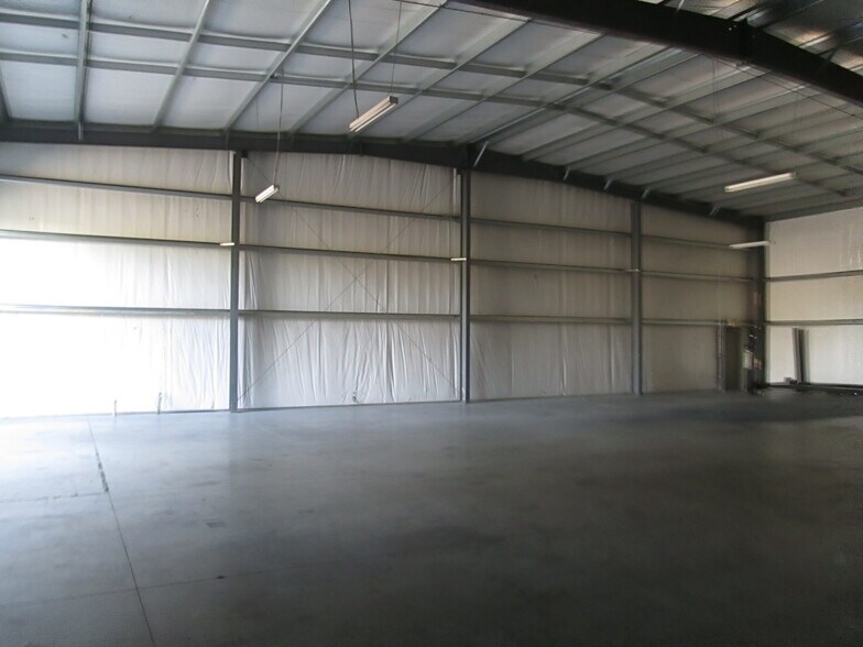 More Photos Of 1811 Greenleaf Ln, Leesburg Warehouse For Lease