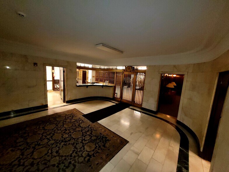 More Photos Of 1110 W 35th St, Chicago Office For Sale