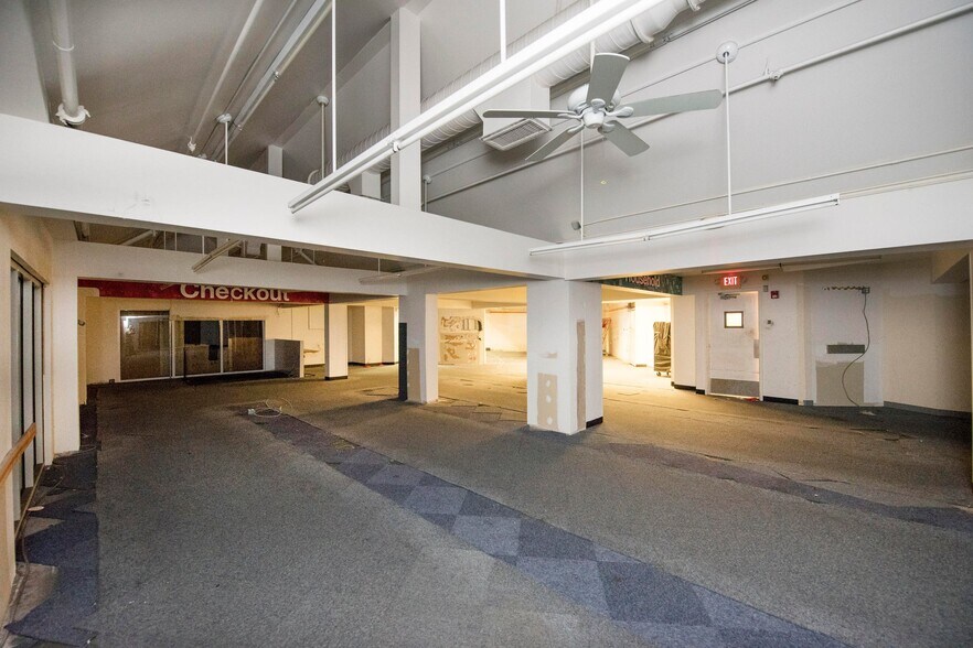 More Photos Of 12 Duval St, Key West Restaurant For Lease