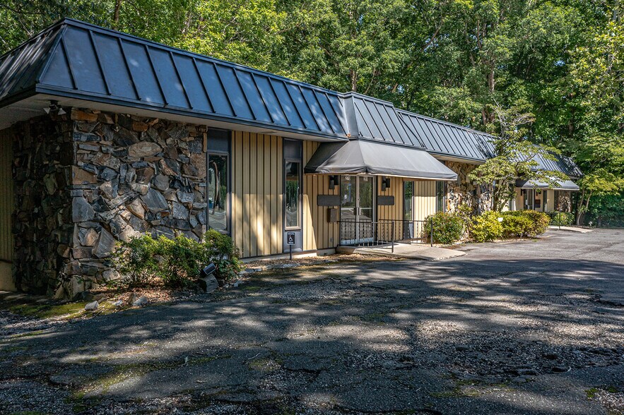 More Photos Of 279 N Main St, Kilmarnock General Retail For Sale