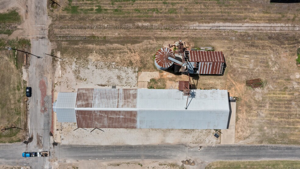 More Photos Of 151 5th St st, Honey Grove Flex For Sale