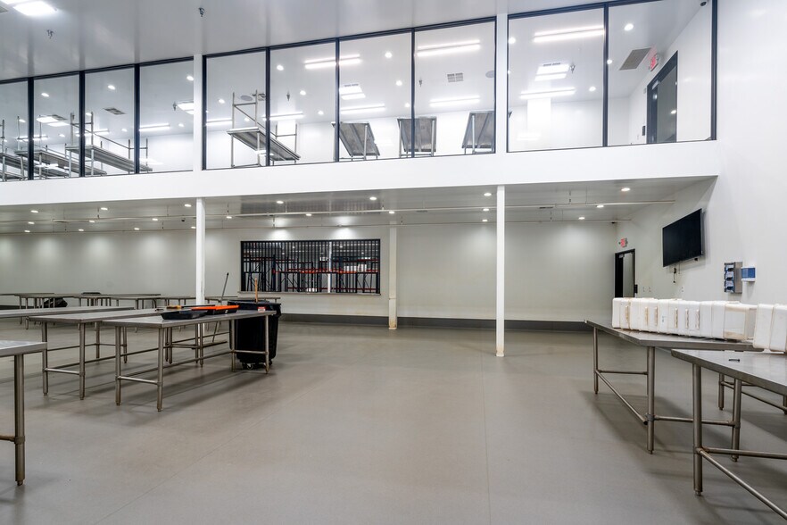 More Photos Of 19533 McLane St, Palm Springs Distribution For Sale