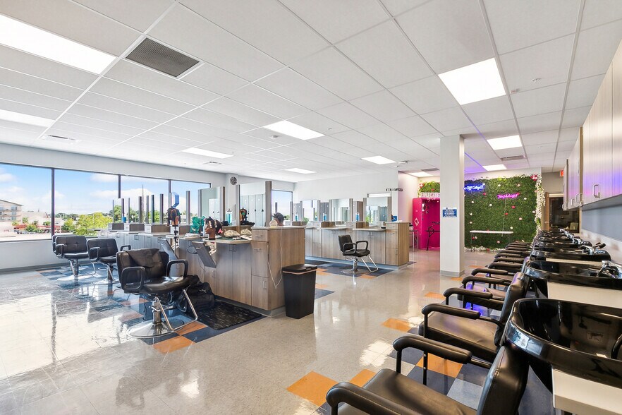 More Photos Of 3908 Veterans Memorial Blvd, Metairie General Retail For Sale