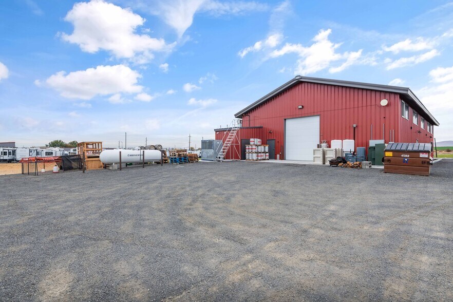 More Photos Of 2470 Henderson Loop, Richland Bar For Sale