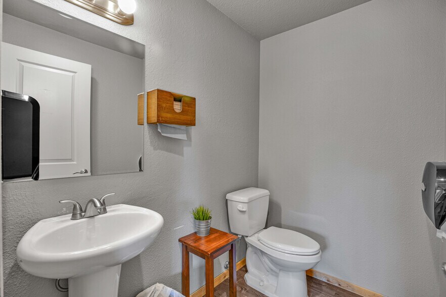 More Photos Of 406 NE 184th St, Ridgefield Office Residential For Lease