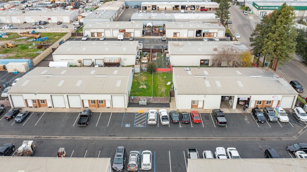 Primary Photo Of 2695 N Sunnyside Ave, Fresno Unknown For Lease