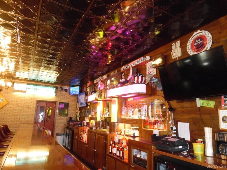 More Photos Of 31 Trimountain Ave, South Range Bar For Sale