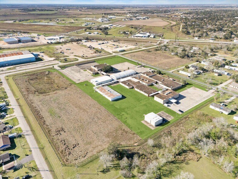 More Photos Of 1401 Mlk Blvd, El Campo Flex For Sale