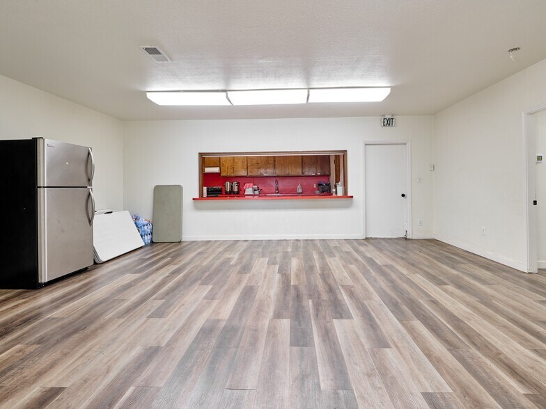 More Photos Of 1480 NE Laurel Ave, Woodburn Office For Sale