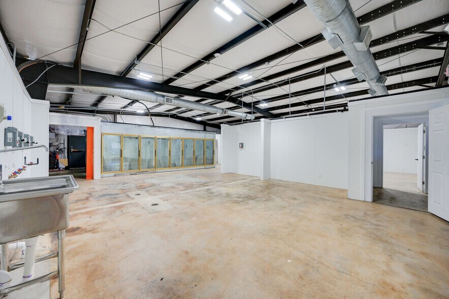 More Photos Of 1301 & 1307 Main St, Blanco Light Distribution For Sale