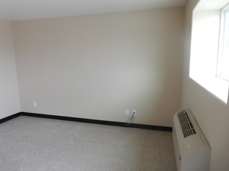 More Photos Of 2260 Dickinson Ave, Dickinson Warehouse For Lease