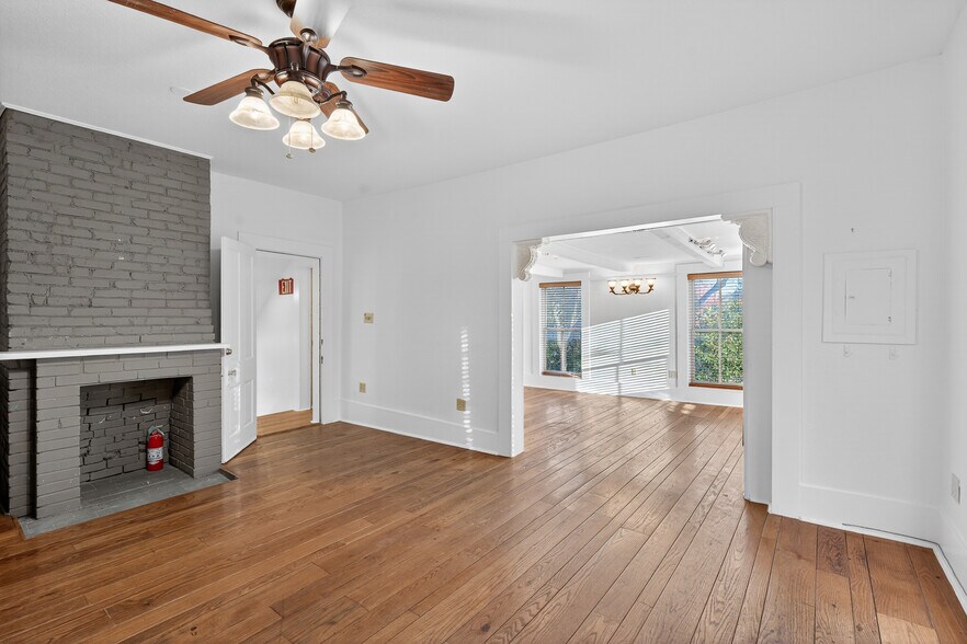 More Photos Of 119 Avenue G, Marble Falls Office For Sale