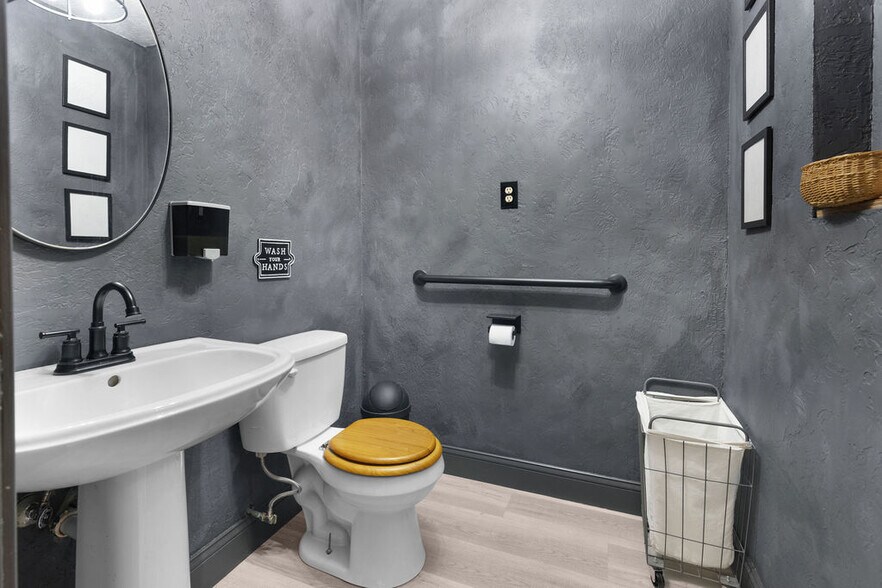 More Photos Of 1104 11th St, Wichita Falls Storefront Retail Office For Sale