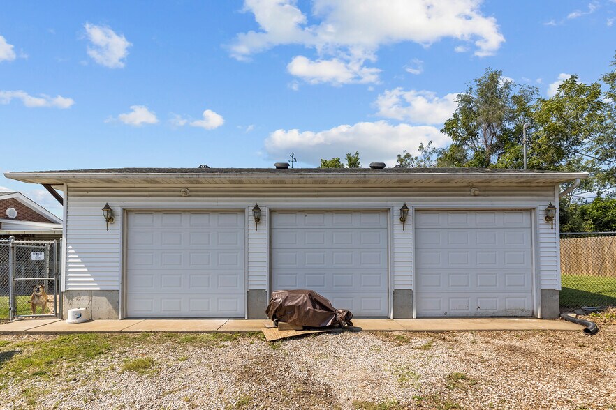 More Photos Of 7807 Saint Charles Rock Rd, Saint Louis Freestanding For Sale