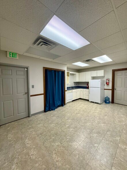 More Photos Of 1620 Country Club Rd, Valparaiso Freestanding For Lease