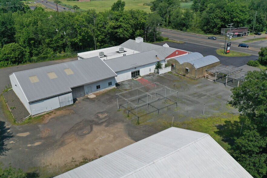More Photos Of 147 Meriden Rd, Middlefield Garden Center For Lease
