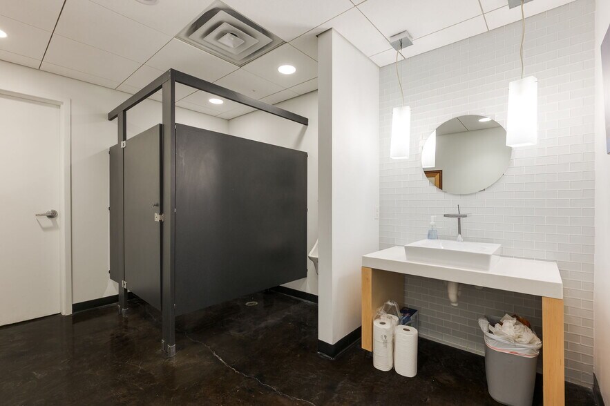 More Photos Of 811 N Broadway Ave, Oklahoma City Office For Lease