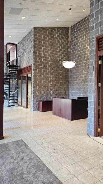 More Photos Of 1900-1940 Craigshire Dr, Saint Louis Flex For Sale