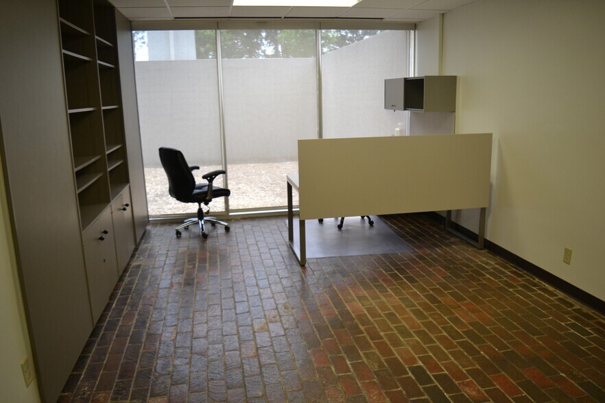 More Photos Of 5312 W Markham St, Little Rock Office For Sale