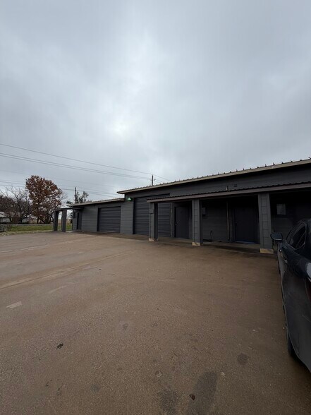 More Photos Of 1650 FM 66, Waxahachie Flex For Lease