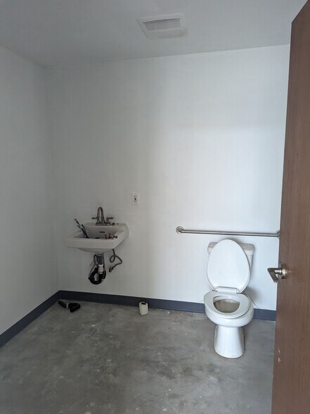 More Photos Of 5140 E Florence Ave, Bell Freestanding For Lease