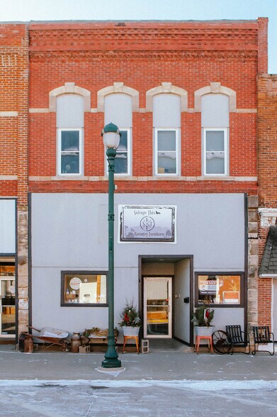 More Photos Of 112-116 E Court Ave, Winterset Storefront Retail Residential For Sale