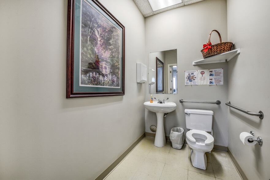 More Photos Of 2401 Parkwood Ave, Friendswood Office For Sale