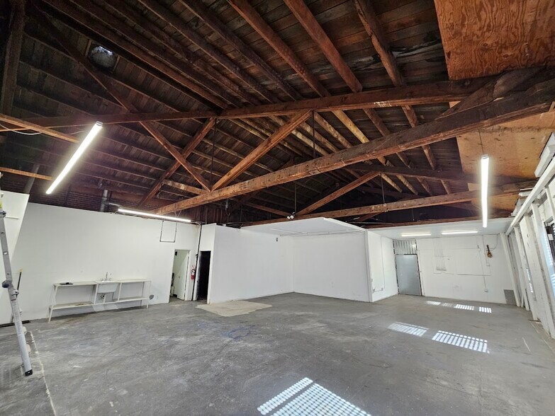 More Photos Of 3326 S Main St, Los Angeles Warehouse For Lease